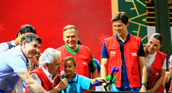 Caiado e Gracinha entregam mais de 20 mil brinquedos no Natal do Bem em Goiânia*